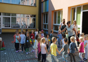 dzieci z gr. II tańczą w kole na tarasie przedszkolnym